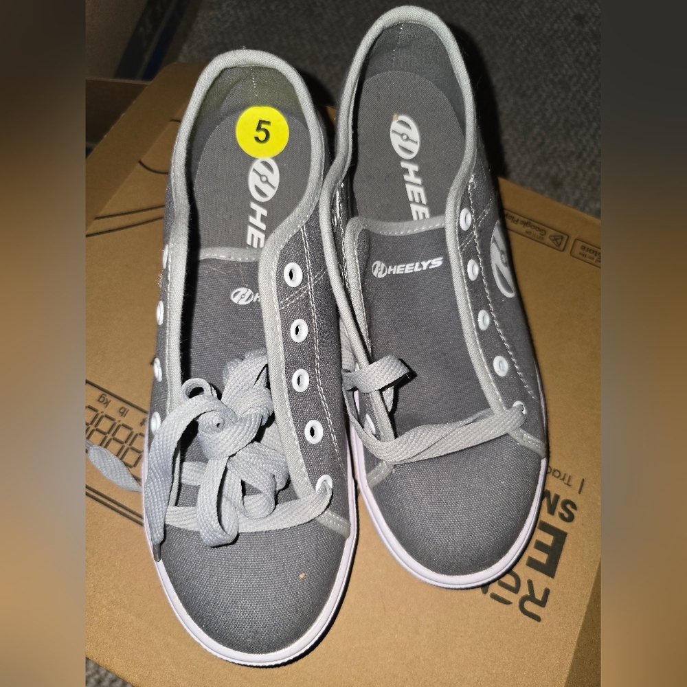 NEW Heelys kids Gray White Canvas Lace-Up Low Top Size 5 Skate Wheel Shoes